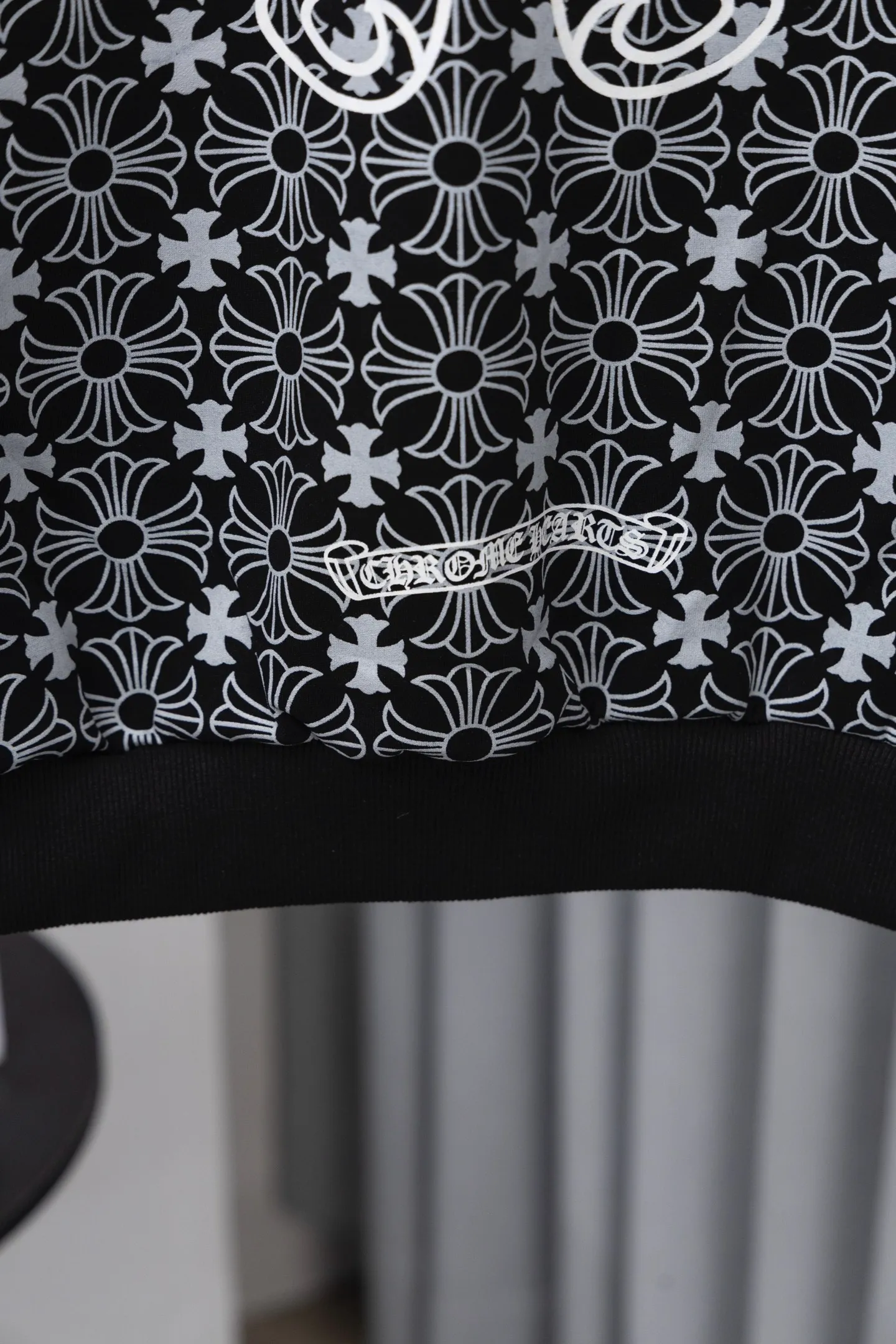 P310 Style No.: M022 𝐂𝐇𝐑𝐎𝐌𝐄 𝐇𝐄𝐀𝐑𝐓𝐒/Cro Heart Hooded 23FW new full printed Sanskrit open and close sweatshirt Full dark pattern print as the backing to show a sense of mystery Sanskrit embroidery on the front chest Metal zipper closure Classic Sanskrit print design on both arms Classic big horseshoe print on the back, overall high-end and versatile, same style for men and women Size: S-XL